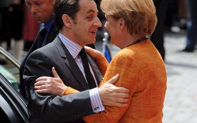 DUITSLAND - Merkel en Sarkozy begroetten elkaar in Straubing. Foto EPA