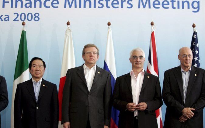 Van links naar rechts: (allen minister van Financiën) De Japanse Fukushiro Nukaga, de Russische Aleksey Kudrin, de Brit Alistair Lieveling en voor de V.S. Henry Paulson voor een groepsfotosessie tijdens de G8. De ministers ontmoeten elkaar op een top in O