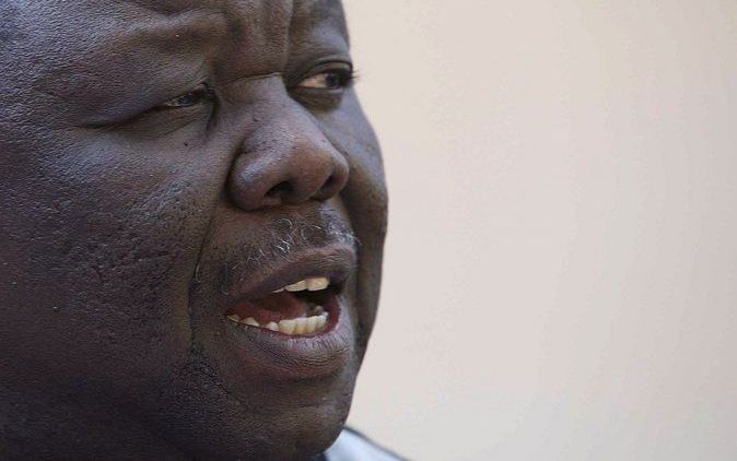 HARARE - Niemand wil oppositieleider Morgan Tsvangirai doden, heeft de Zimbabwaanse president Robert Mugabe dinsdag laten weten. „Hij loopt geen gevaar”, aldus het staatshoofd tijdens een verkiezingsbijeenkomst. Foto EPA