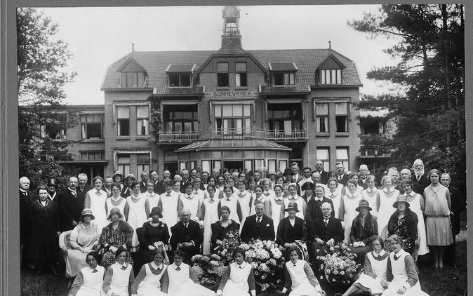 HARDERWIJK – Bij de opening van het hoofdgebouw van Sonnevanck, op 6 juni 1910, was het voltallige personeel aanwezig. De bestuurders en hun vrouwen zitten op de stoelen op de tweede rij. In het verbouwde sanatorium was ruimte voor 110 tbc lijders. Foto a