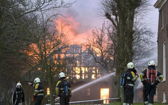 GRONINGEN - Een van de laatste branden in december 2007 in 't Zandt, die door B. veroorzaakt zijn. Foto ANP