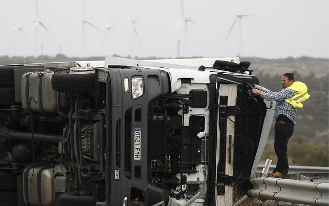 BORDEAUX – Zware stormen veroorzaken zaterdag ernstige overlast in Frankrijk en Spanje. In Spanje kwamen al vijf personen om het leven. In Frankrijk zitten circa een miljoen huishoudens zonder stroom. Foto ANP