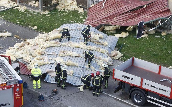 In Santander city in Spanje werd door de harde wind een dak van een sportcentrum afgeblazen. Foto EPA