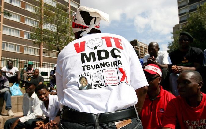 JOHANNESBURG - Alle Zimbabwanen die naar het buitenland zijn gevlucht, moeten terugkeren naar Zimbabwe. Hun hulp is hard nodig voor de wederopbouw van het vaderland. Dat zegt de Zimbabwaanse partij Movement for Democratic Change. Foto EPA