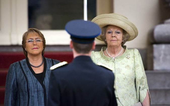 Koningin Beatrix inspecteert met de president van Chili, Michelle Bachelet de erewacht bij Paleis Noordeinde. Foto ANP