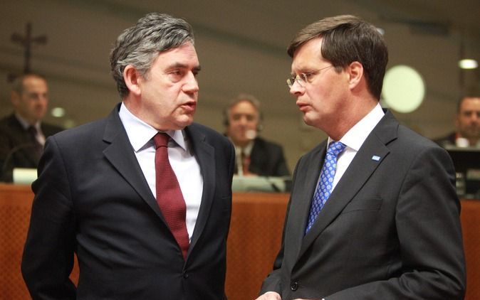 Premier Balkenende in gesprek met de Britse premier Brown tijdens de EU-top in Brussel. Foto EPA