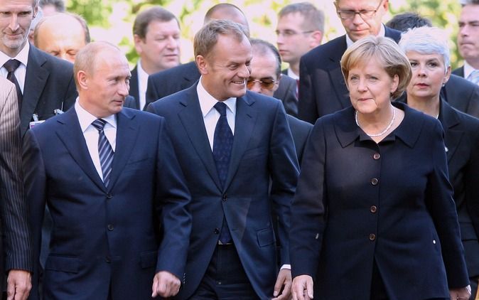 De Russische premier Poetin (2e v.l.), de Poolse premier Tusk (m.) en de Duitse bondskanselier Merkel (r.) dinsdag bij de herdenking van het uitbreken van de Tweede Wereldoorlog. Foto EPA