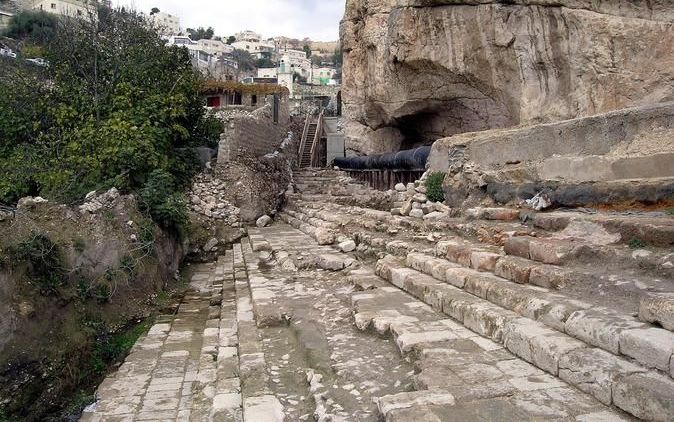 JERUZALEM – Ten zuiden van de Tempelberg in Jeruzalem is onlangs een weg opgegraven waarover pelgrims ooit ooit naar de tempel trokken. Links de straat met treden, rechts het rioleringssysteem eronder. Foto’s IAA, Vladimir Neichin