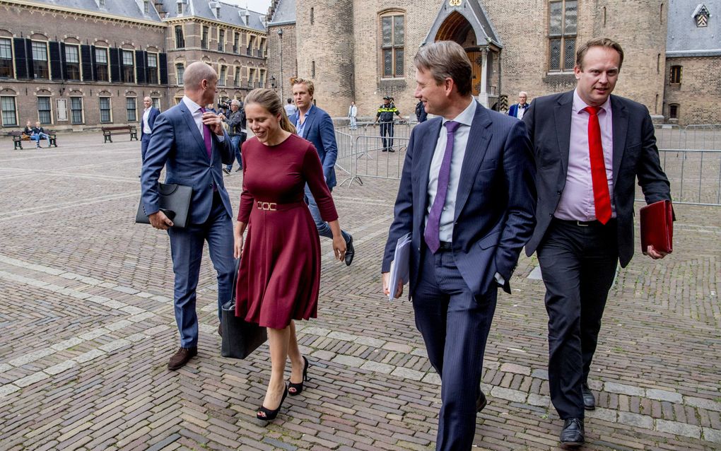 Zijlstra (VVD) en Schouten en Segers (CU) maandagmiddag op het Binnenhof. beeld ANP