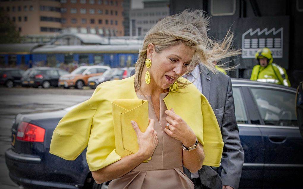 Ook in Amersfoort waait het donderdagochtend flink. Koningin Máxima bezoekt er een congres. beeld ANP