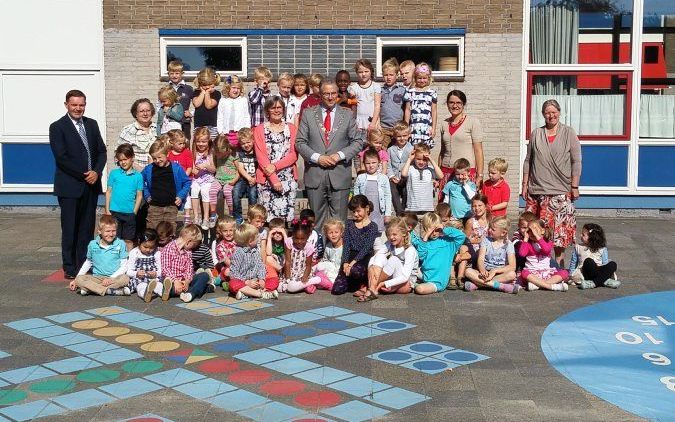 De Petrus Datheenschool in 2015 tijdens een bezoek van burgemeester Aboutaleb. Kinderen van groep 1 en 2 hadden gevraagd of hij iets over zijn werk wilden komen vertellen. Nu fuseert de school met die in Kootwijkerbroek. beeld Petrus Datheenschool