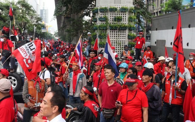 PODGORICA - In eigen land is de miljardair Thaksin nog altijd razend populair, vooral bij de boeren en arme Thai. Tienduizenden in het rood geklede Thaksinaanhangers protesteren in Bangkok al dagen tegen de huidige regering. Foto EPA