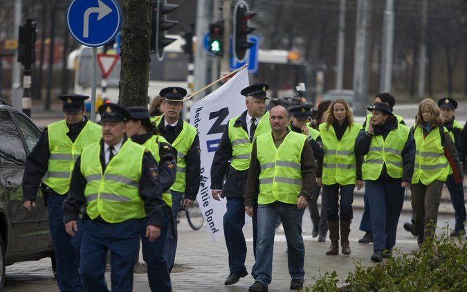 AMSTERDAM – Agenten begeven zich naar een actiebijeenkomst aan de Johan Huizingalaan in Amsterdam West. Enkele honderden Amsterdamse agenten legden vrijdagmorgen tijdelijk het werk neer en lieten zich bijpraten over de onderhandelingen tussen de bonden en