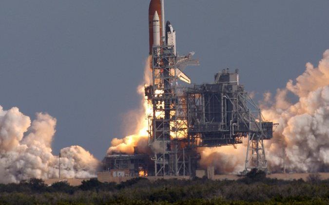 De Amerikaanse spaceshuttle Atlantis is met het Europese ruimtelaboratorium Columbus onderweg naar het internationale ruimtestation ISS. Foto EPA