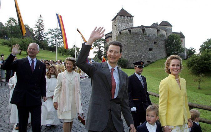 Vorst Hans Adam II (l.) en zijn vrouw vorstin Marie lopen op een Liechtensteinse feestdag achter hun zoon, erfprins Alois, en erfprinses Sophie mee in een optocht. Foto´s EPA