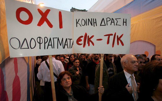 De Ledrastraat, een winkelstraat op de grens tussen het Turks- en Grieks-Cypriotische stadsdeel van Nicosia, is weer dicht. Donderdagochtend werd het belangrijke symbool van het verdeelde Cyprus na 44 jaar dicht te zijn geweest feestelijk heropend. Wegens