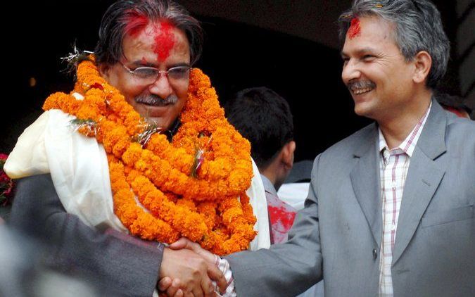 KATHMANDU - Partijlid Baburam Bhattrai feliciteert president Prachanda. Foto EPA