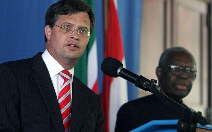 Minister president Balkenende en president Ronald Venetiaan geven dinsdag in Paramaribo een persconferentie. Foto ANP