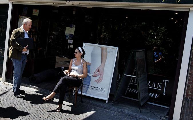 DEN HAAG – Horecaondernemers blijken goed voorbereid op het rookverbod dat gisteren van kracht werd, stelt de Voedsel en Waren Autoriteit (VWA). De organisatie controleerde gisteren de hele dag in hotels, restaurants en cafés of iedereen zich aan de nieuw