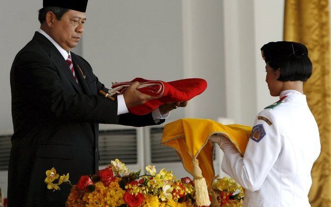 JAKARTA – De Indonesische president Yudhoyono (l.) probeert de strijd tegen corruptie te winnen. Het kwaad is echter diep in de samenleving geworteld. Foto: de president overhandigt de Indonesische vlag aan een lid van een studentensportteam. Foto EPA