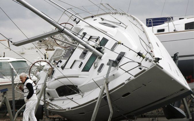 BARCELONA/PARIJS – Noodweer in Spanje en het zuidwesten van Frankrijk heeft het afgelopen weekeinde zeker 23 mensen het leven gekost. Twaalf mensen kwamen om in Spanje en elf in Frankrijk. In dat laatste land zaten zondag nog 800.000 huishoudens zonder st