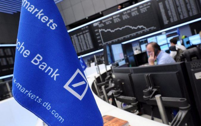 Het logo van de Deutsche Bank op een kleine vlag in de Stock Exchange van Frankfurt am Main. Foto EPA