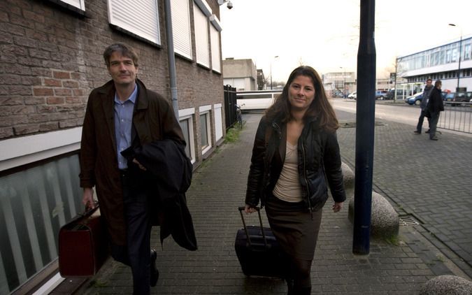 AMSTERDAM - De nieuwe advocaat van Willem Holleeder, Chrisje Zuur (R) arriveert met haar kantoorgenoot mr. Stijn Franken (L) woensdag bij de speciaal beveiligde rechtbank in Amsterdam-Osdorp. Foto dANP