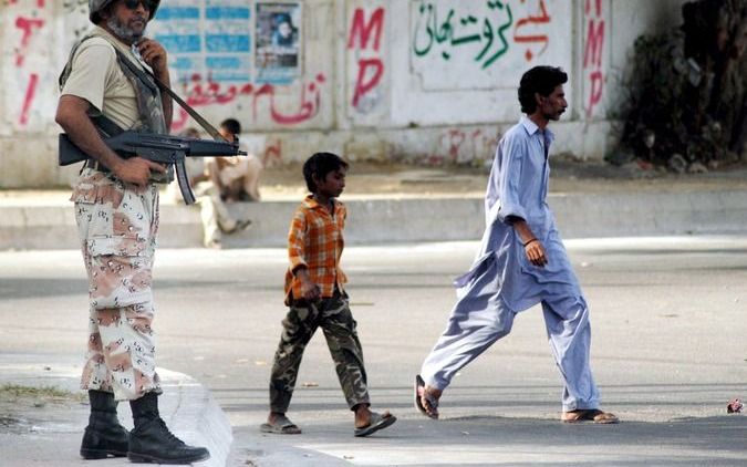 KARACHI - Pakistaanse militairen bewaken een weg in de door geweld getroffen stad Karachi. Foto EPA