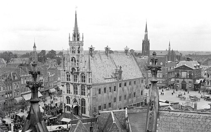 LEIDERDORP - De politie Hollands Midden heeft niet genoeg mensen om de overlast in Gouda te lijf te gaan. Op de foto de skyline van Gouda. Foto ANP