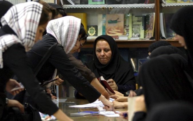 TEHERAN - De Raad van Hoeders in Iran is bereid willekeurig tot 10 procent van de stemmen die zijn uitgebracht bij de presidentsverkiezing op 12 juni opnieuw te tellen. Foto EPA