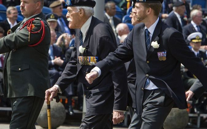 DEN HAAG – De jaarlijkse Nederlandse Veteranendag in Den Haag viert zaterdag zijn eerste lustrum. Hoogtepunt van de dag is het defilé (foto) door de binnenstad in aanwezigheid van onder anderen prins Willem-Alexander. In het defilé lopen traditiegetrouw e