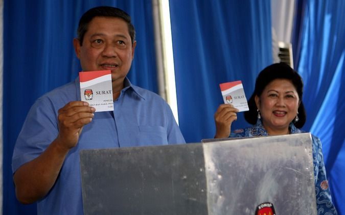 De Indonesische president Susilo Bambang Yudhoyono (l.) en z'n vrouw Kristiani Yudhoyono tonen hun stembiljet in een stemlokaal in Cikeas, West Java, Indonesië. Foto EPA