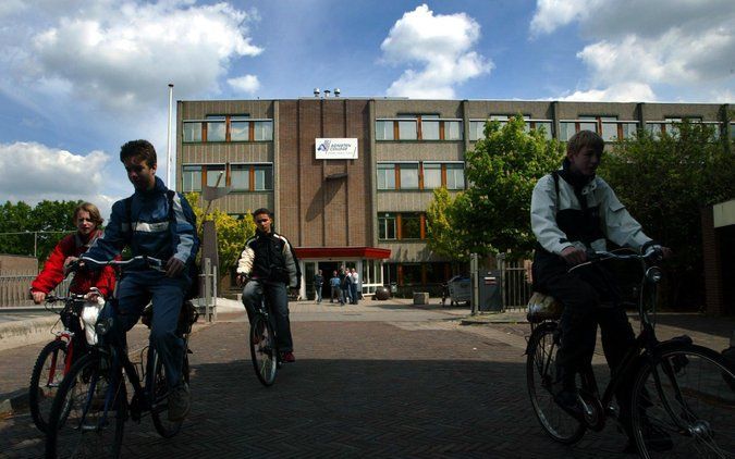 DEN HAAG – Middelbare scholen kunnen sinds maandag een beroep doen op het potje met ruim 50 miljoen euro voor het opknappen van school­gebouwen. Foto ANP