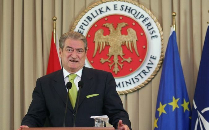 PRISTINA – De Albanese premier Sali Berisha heeft dinsdag tijdens zijn eerste bezoek aan Kosovo onmiddellijk de aansluiting bij Albanië aangekaart. „Onze natie is een en dezelfde en ondeelbaar in geest en identiteit”, zei Berisha in Pristina. Foto EPA