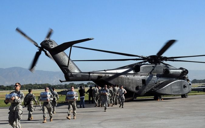 MEXICO–STAD– De Verenigde Naties overwegen vijfduizend blauwhelmen in het door een aardbeving getroffen Haïti naar de hoofdstad Port–au–Prince te verplaatsen. De militairen en agenten moeten daar hun collega’s bijstaan om de orde te bewaken. Foto EPA