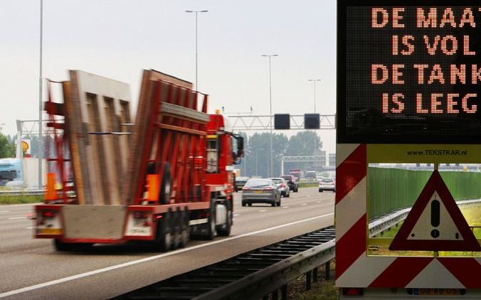 Vrachtwagenchauffeurs gaan donderdag op achttien plekken in het land vanaf 11.55 uur een half uur lang 50 kilometer per uur rijden. Daarmee protesteren ze tegen de opstelling van het kabinet in de discussie over de hoge brandstofprijzen. Foto ANP