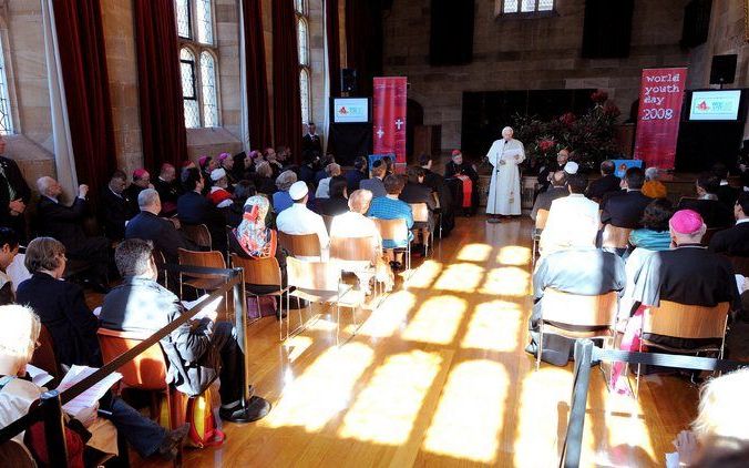 SYDNEY - De oecumene, de samenwerking tussen de kerken, is op een kritiek punt gekomen. Dat zei paus Benedictus XVI vrijdag tegen ongeveer vijftig kerkelijke leiders in de kathedraal van Sydney.