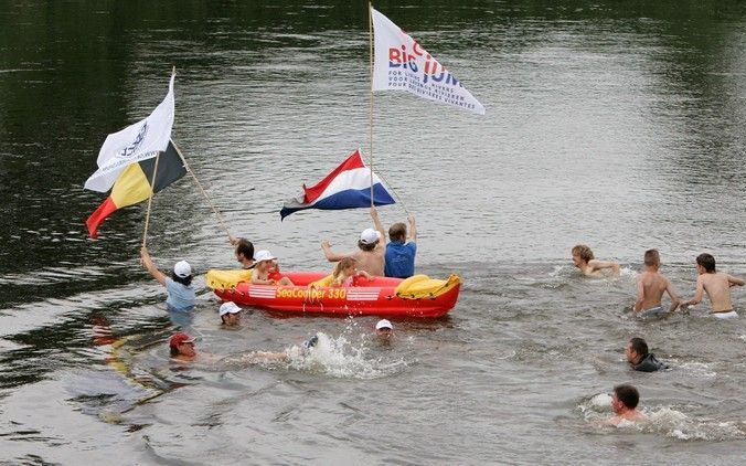 Rijkswaterstaat raadt het mensen sterk af om in rivieren te zwemmen. Foto ANP