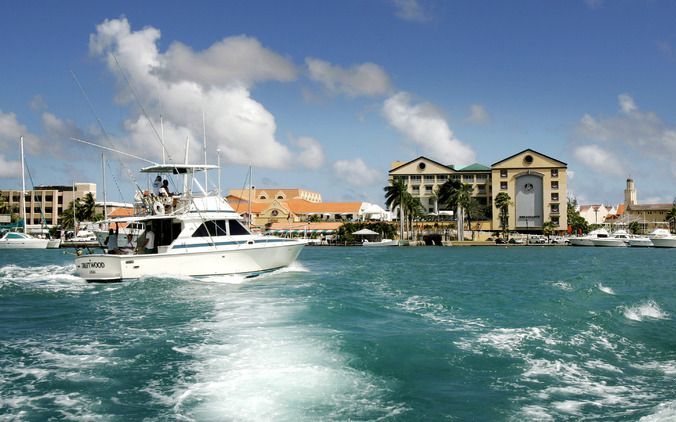 DEN HAAG - Inwoners van Aruba, Curacao en Sint Maarten moeten ook hun stem kunnen uitbrengen bij verkiezingen voor het Nederlandse parlement. Op de foto Oranjestad op Aruba. Foto ANP