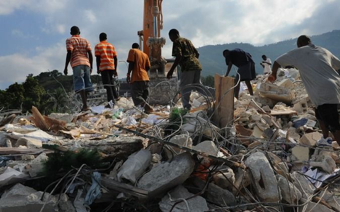 PORT–AU–PRINCE – Twee weken na de aardbeving in Haïti hebben Amerikaanse militairen dinsdag een man levend onder het puin van een pand vandaan gehaald. Hij was onder brokstukken terechtgekomen tijdens een naschok, die twaalf dagen geleden plaatsvond. Foto