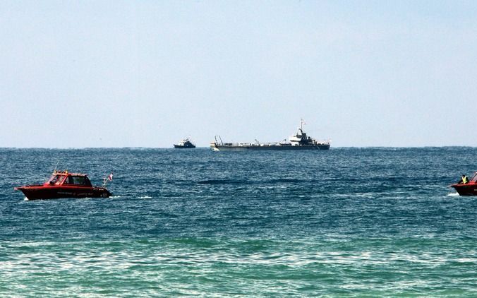 BEIROET – Libanese duikers hebben dinsdag het ontbrekende onderdeel van de tweede zwarte doos geborgen van het vliegtuig dat vorige maand in de Middellandse Zee was gestort. Foto EPA