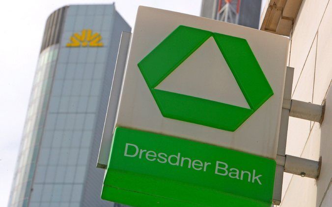 MUNCHEN - Commerzbank en Dresdner Bank gaan hun krachten bundelen. Commerzbank neemt zijn branchegenoot in twee stappen voor 9,8 miljard euro in contanten en aandelen over van het Duitse verzekeringsconcern Allianz. Dit hebben de partijen zondagavond beke