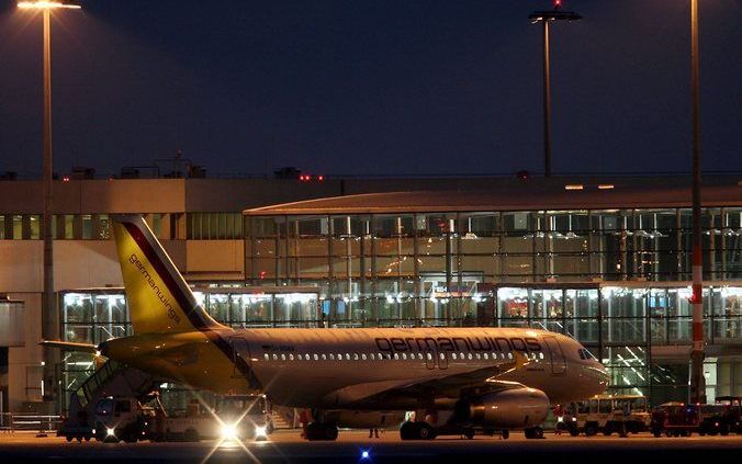 Een vliegtuig op de luchthaven van Keulen. Foto EPA