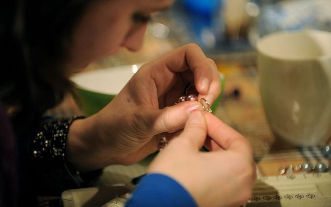 Kralen rijgen in De Glazen Parel in Wemeldinge. Zelf sieraden maken is erg populair. „Je ziet tegenwoordig iets terugkomen van de bedelarmbanden van vroeger”, zegt gastvrouw Marieke Schotanus. Foto’s Willem Mieras