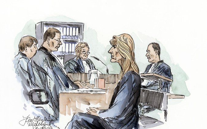 DEN HAAG - Tekening van het proces tegen Lucia de B. uit 2003. Lucy de B. (vooraan) zit voor de rechtbank in Den Haag. Rechts de advocaat van De B. , A. Visser, geheel links twee officieren van justitie en daarnaast mevr. Kalk, voorzitter van de rechtbank