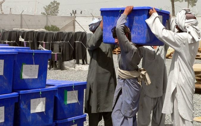 Medewerkers van de Afghaanse Onafhankelijke Kiescommissie verspreidden maandag stembussen in het zuiden van Afghanistan. Foto EPA