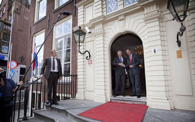 DEN HAAG - De Belgische minister van Buitenlandse Zaken Yves Leterme wordt woensdag in het Johan de Witthuis in Den Haag verwelkomd door zijn ambtsgenoot Verhagen (R). Foto ANP