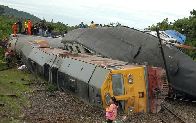 Het treinongeluk in Thailand is vermoedelijk ontstaan door een slapende machinist. Foto EPA