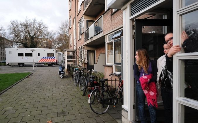 ROTTERDAM – De politie in Rotterdam hield zaterdag een groot buurtonderzoek in Rotterdam-Crooswijk. Het onderzoek moet tot meer duidelijkheid leiden over een incident vrijdagmiddag, toen een 8-jarig jongetje tijdens het spelen merkte dat hij een hoofdwond