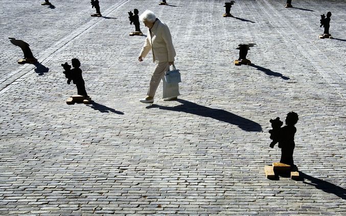 DEN HAAG - De Nederlandse Cluster Coalitie voerde vorig jaar actie op het Plein in Den Haag tegen clusterbommen en de noodzaak van een internationaal verdrag. Dit gebeurde middels 100 silhouetten die de slachtoffers van clustermunitie verbeelden. Foto ANP